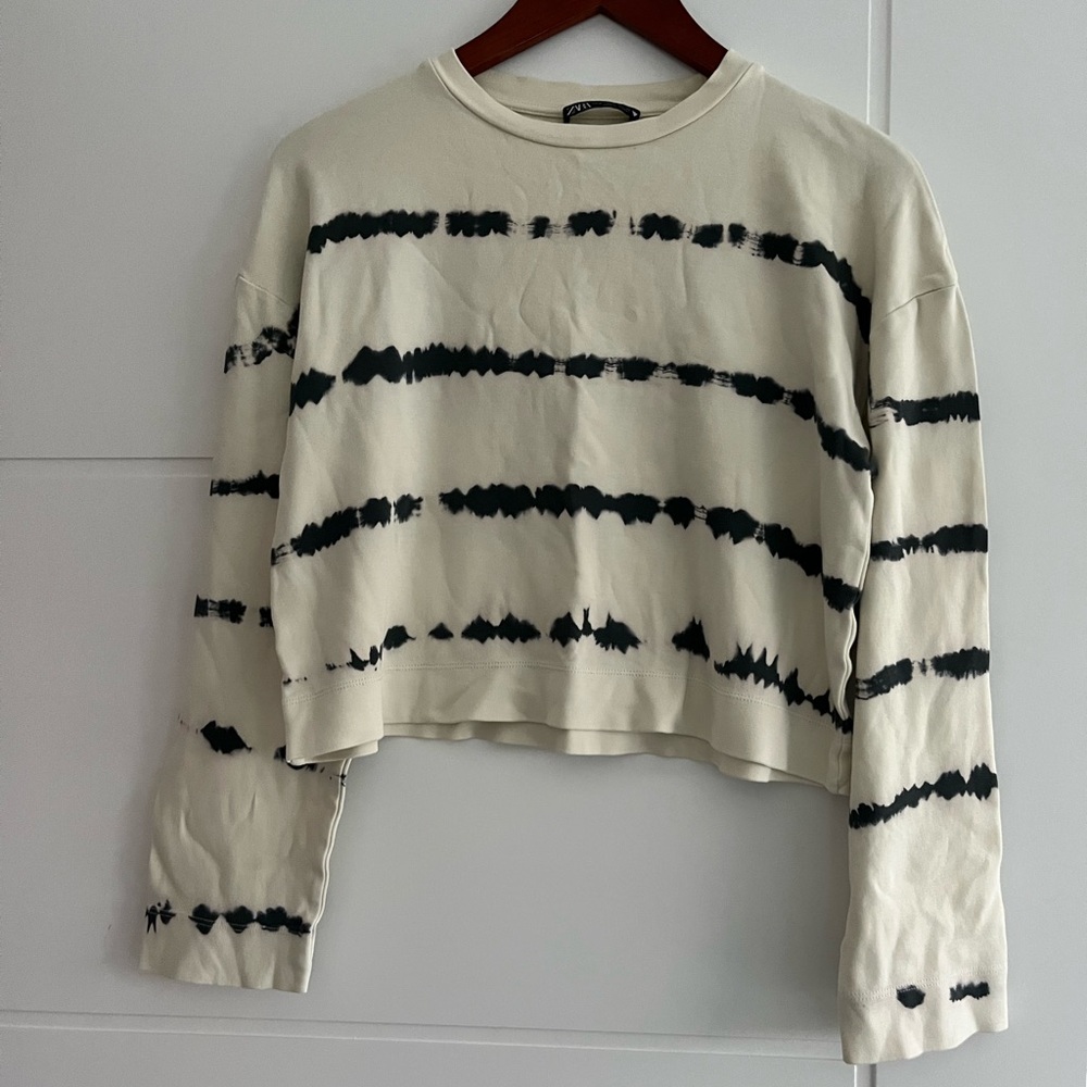 Zara Black and Cream Tie-Dye Cropped Sweatshirt